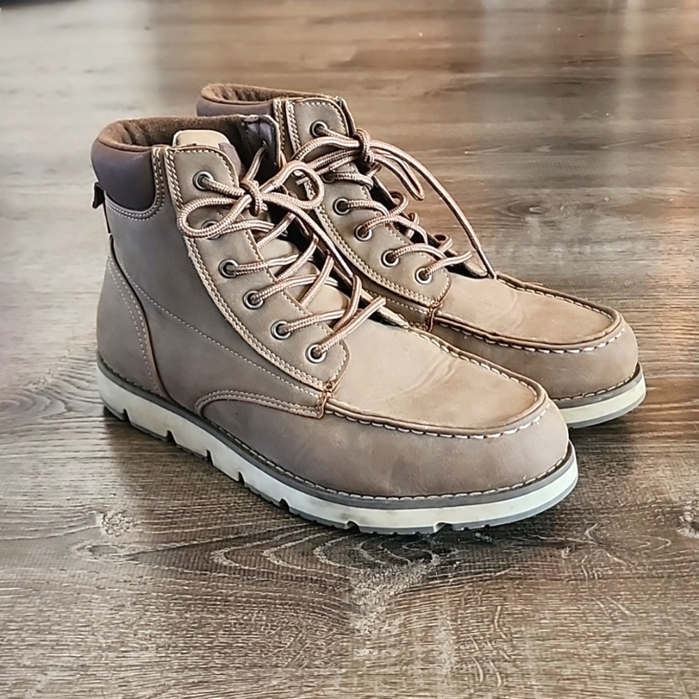 Mens Levi's boots, barely worn